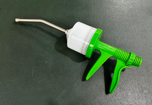 Pistolet de distribution manuel pour seringue vétérinaire Surtechs International 300cc avec buse |   Modèle STI-098 pour l'élevage de volailles et de bétail, fabriqué au Pakistan - Product Image 2