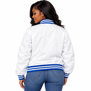 เสื้อแจ็คเก็ตวาร์ซิตี้ผ้าซาติน Zeta Phi Beta สำหรับผู้หญิง สีขาว แต่งแถบสีน้ำเงินกรมท่า ปักตัวอักษรกรีก ปักลายตราสัญลักษณ์ ปี 1920 แบบกระดุมแป๊ก สไตล์บอมเบอร์ สำหรับชมรมนักศึกษาหญิง - Product Image 4