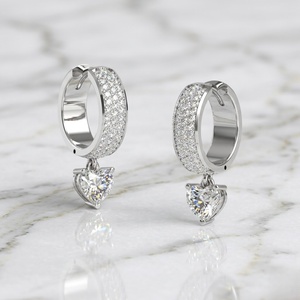 Pendientes colgantes tipo huggie con pavé de diamantes redondos y en forma de corazón de 1.50 CTW y detalles engastados con puntas. - Product Image 2