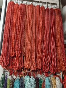 ลูกปัดปะการังสีแดงธรรมชาติแบบร้อยเส้น ขายส่ง ลูกปัดแบบหลวมสำหรับทำเครื่องประดับ สร้อยคอ สร้อยข้อมือ อุปกรณ์งานฝีมือ - Product Image 1