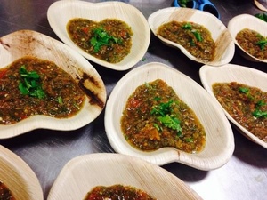 Elegantes Platos de Fiesta de 8 Pulgadas con Forma de Corazón de Hoja de Palma para Soluciones de Catering Sostenible, Platos para Restaurantes y Cafeterías - Product Image 1