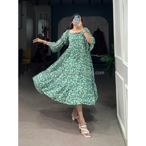 Vestido de longitud media informal con estampado floral verde hecho de tela Georgette escote cuadrado mangas de longitud 3/4 - Product Image 2