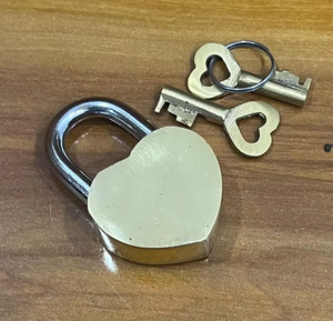 Candado de Latón con Forma de Corazón, Candado de Latón Personalizado con Acabado Pulido para Parejas, Recuerdo Romántico para Votos de Boda - Product Image 4