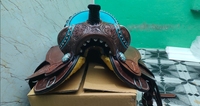 Selle Western en cuir pour cheval, modèle OEM EQUESTRIAN HORSE SINGLE BARREL TRAIL, avec siège en daim turquoise travaillé à la main et ensemble de têtière et de peitorale.