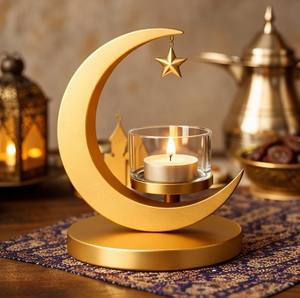 Porte-bougie décoratif en métal doré en forme de croissant de lune avec étoile suspendue, un accessoire de décoration haut de gamme pour la maison. - Product Image 2
