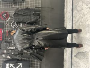 Veste imperméable et respirante pour homme 2026, style Techwear |   Veste coupe-vent à capuche noire personnalisée en gros |   Vêtements d'extérieur streetwear élégants - Product Image 2