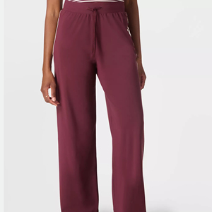 Pantalon de survêtement bordeaux haut de gamme pour femme avec bandes latérales contrastées, taille élastique à cordon de serrage, coupe droite et jambe large, style décontracté et sportif - Product Image 1