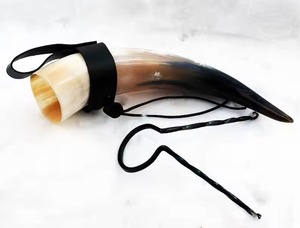 Corne à boire artisanale de qualité supérieure avec support en bois pour bière, hydromel, bière artisanale, vin ou whisky - Product Image 2