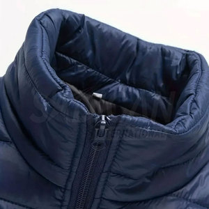 Chaqueta acolchada para hombre, cálida y cómoda, ideal para salidas informales y para usar en capas durante las temporadas de otoño o invierno. - Product Image 2