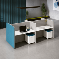 Poste de travail moderne pour 2 personnes avec panneaux d'intimité élevés, plans de travail blancs, meubles de rangement mobiles, bureaux à aménagement ouvert