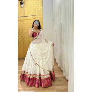 Diseñador Navratri Lehenga Choli con borde de trabajo de encaje de espejo de aluminio para suministros de fiesta - Product Image 5