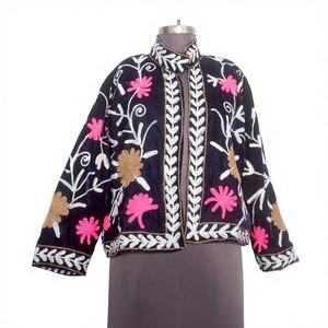 Chaqueta de Terciopelo Suzani con Bordado Floral Elegante, Relleno de Algodón Cortavientos, Regalo para Amigas, Chaqueta de Invierno para Mujer, Chaqueta para Fiesta - Product Image 1