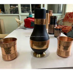 Bouteille d'eau en cuivre 1000 ml avec 2 verres Coffret cadeau Bienfaits pour la santé ayurvédique Bouteille en cuivre d'Inde - Product Image 1