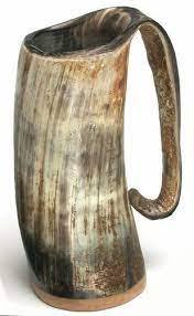 Mug en corne gravé d'inspiration viking, fabriqué à partir de corne naturelle sélectionnée, avec surface taillée et polie à la main, et résistant aux aliments. - Product Image 2