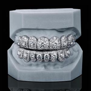 Grillz de luxe en moissanite, taille brillant rond, sertissage clos, ensemble haut et bas, unisexe, en argent sterling plaqué or 18 carats, bijoux de corps - Product Image 1