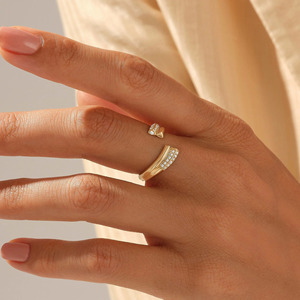 Anillo Abierto de Oro Amarillo con Doble Flecha y Diamante Cultivado en Laboratorio - Product Image 4