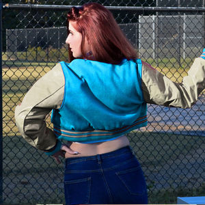 Chaqueta Corta Estilo Universitaria para Mujer, Color Turquesa Beige, Estilo Bomber, Mangas de Cuero Sintético, Ropa Exterior Informal, Moda Femenina - Product Image 4