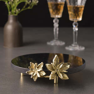 Base redonda para pastel con diseño floral en dorado y negro para bodas y eventos. - Product Image 5
