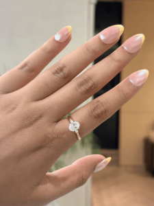 Elegante anillo de novia de oro de 18 quilates con tres diamantes cultivados en laboratorio de 2.371 quilates, centro ovalado y detalles redondos, talla US 6. - Product Image 1