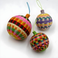 Assortiment de boules de Noël artisanales en paille de mer, décorations suspendues en herbe marine