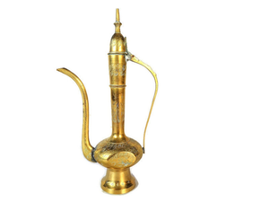 Pichet en laiton vintage, carafe à eau en métal avec motif floral gravé, col haut et bec courbé, décoratif pour table - Product Image 1