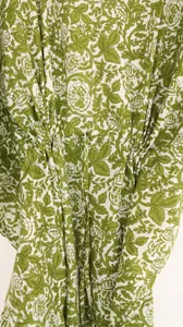 Robe kaftan bohème verte à imprimé floral avec lien à nouer dans le dos, coupe ample, manches courtes, en coton, pour la plage - Product Image 4