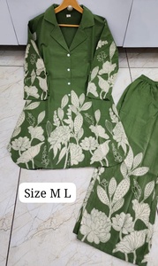 HARI OM CREATIONS Conjunto de kurta de algodón con estampado floral verde para mujer, cuello en V, sin arrugas, mangas tres cuartos, corte regular completo - Product Image 4