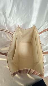 Sac fourre-tout rose à rayures de qualité supérieure, tendance et éco-responsable, un accessoire de mode affirmé - Product Image 3