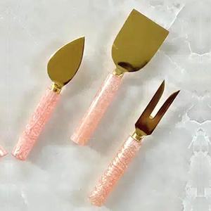 Juego de queso de acero inoxidable de alta calidad con mango acrílico amarillo claro hecho a mano cuchillo chapado en oro de lujo para uso en la cocina - Product Image 5