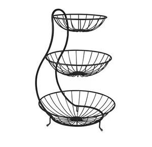 Cesta de frutas metálica duradera, hecha a mano por artistas, con diseño floral en espiral y estructura de alambre resistente para un almacenamiento premium en el hogar. - Product Image 1