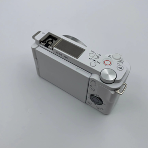 กล้องมิเรอร์เลส Sony ZV-E10 มือสอง สำหรับสร้างคอนเทนต์ 4K ความละเอียด 24MP ตัวกล้องทำจากแมกนีเซียมอัลลอย ใช้โปรเซสเซอร์ BIONZ X รับประกัน 1 ปี - Product Image 3