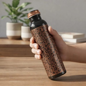 ขวดน้ำทองแดงโบราณแกะสลักลายอียุรเวท งานฝีมือทองแดงแท้ ดีไซน์คลาสสิก เป็นมิตรกับสิ่งแวดล้อม ยี่ห้อ Uttar - Product Image 2