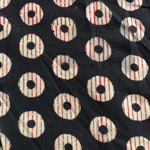 Tela de algodón negra estampada a mano con diseño de lunares circulares y rayas rojas |   Venta al por Mayor en Jaipur - Product Image 1