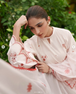 SADIA AUN HUTE COUTURE Ensemble élégant en soie brodée couleur blush, motifs floraux délicats, pantalon ample, dupatta transparent, soleil - Product Image 1