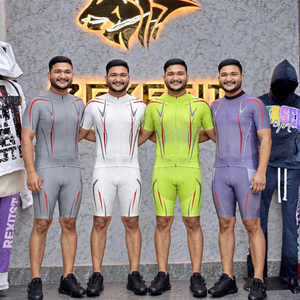 Ensemble d'uniformes de cyclisme personnalisés pour équipe, avec maillot et short assortis, tissu respirant pour les courses de club et les sorties cyclistes en groupe - Product Image 3
