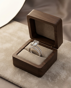 Anillo de Compromiso Unisex de Plata 925 de Alta Calidad con Moissanita Corte Esmeralda y Engaste de Garras para Mujer, Accesorio para Aniversario de Bodas - Product Image 2