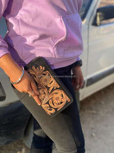 Porte-monnaie en cuir sculpté usiné à la main pochette étui de téléphone élégant multi-usages portefeuilles en cuir occidental fait à la main pochette en cuir marron Fo - Product Image 2