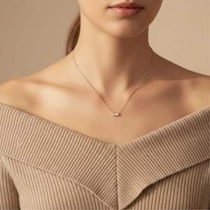 Collar con Colgante Horizontal con Incrustaciones de Diamantes Baguette de 0.10CTW - Product Image 6