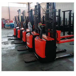 Montacargas VNA con sistema de guía por rieles para un movimiento seguro y preciso en espacios compactos de almacenes - Product Image 4