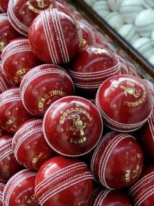 Pelota de Cricket Roja de Cuero Duro Cosida a Mano de Alta Calidad Radhe Enterprises RE/25-26/254, Tamaño Juvenil, Logotipo Personalizado, Ambidiestra, 38 mm - Product Image 6