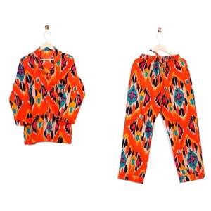 ชุดนอนผู้หญิงลายดอกไม้พิมพ์ลายสวยงาม แขนยาว คอวี ผ้าฝ้ายแท้ 100% ผลิตด้วยมือจากอินเดีย เนื้อผ้านุ่ม ระบายอากาศได้ดี แห้งเร็ว สวมใส่สบาย - Product Image 1