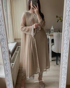 Lanzamiento del nuevo y elegante conjunto de traje Plazo de georgette sintética bordada – Completamente cosido y listo para usar en bodas - Product Image 3