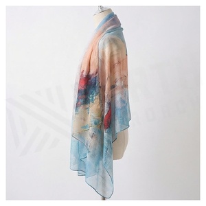 Pañuelo de Seda Cuadrado para Mujer NORTH APPROACH, Estampado Floral, Elegante Accesorio de Moda Multifuncional para Todas las Temporadas - Product Image 3