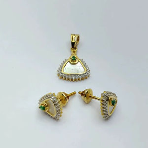 ต่างหูแบบติดหูทรงสามเหลี่ยมทองคำ 22K ดีไซน์คลาสสิก พร้อมชุดจี้เข้าชุด ประดับมุกและพลอยสีเขียว สวยสง่างามสำหรับผู้หญิง - Product Image 1