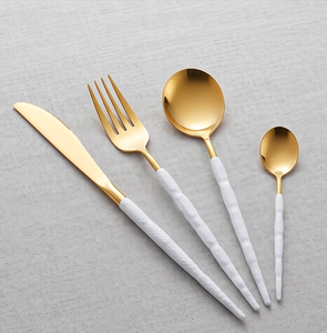 Juego de cubiertos dorados con mango de cerámica blanca, diseño moderno, apto para lavavajillas, para bodas y uso en la mesa. - Product Image 1