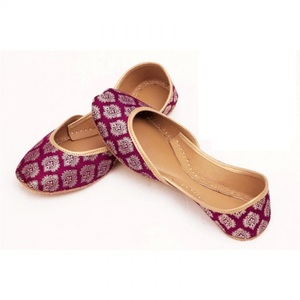 Chaussures plates traditionnelles pakistanaises faites à la main pour filles, chaussures Khussa brodées avec des pierres Moti, Jutti Punjabi pour mariage, Khussa d'hiver - Product Image 1