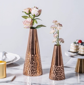 Ensemble de vases en métal martelé or rose - Contenants floraux coniques Art Déco faits à la main, écologiques, élégants pour la décoration intérieure, table et étagère - Product Image 3