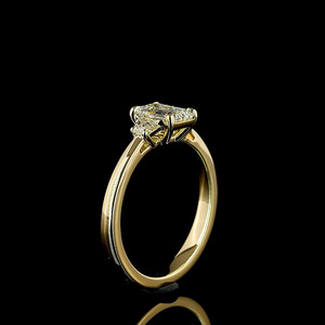 Anillo de Tres Piedras con Diamante de Corte Esmeralda Cultivado en Laboratorio, Certificado por IGI, Diamantes Laterales Trapezoidales, Oro 10K 14K 18K, Plata 925 935, para Compromiso o Boda - Product Image 3