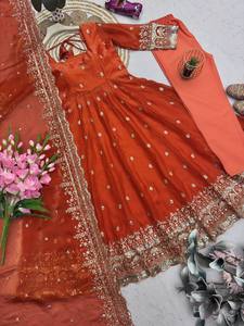 ชุดเดรสผ้าไหมปักลายหนัก ประดับด้วยเลื่อมและงานปักอย่างประณีต สำหรับงานเลี้ยงสังสรรค์สไตล์อานาร์กาลีสำหรับสุภาพสตรี - Product Image 4