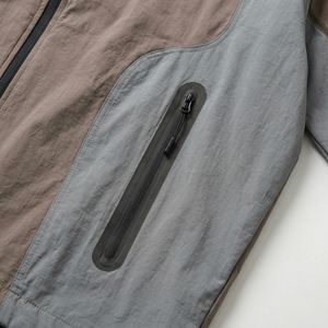 Chaqueta con capucha bicolor Urban Shield — Paneles en contraste marrón/gris |   A prueba de viento, resistente al agua, marca privada OEM/ODM - Product Image 4